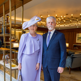 Šaty Evy Pavlové do Londýna vznikly ve spolupráci stylistky a hlavní koordinátorky garderoby.
první dámy Lenky Bernardes da Silva, módní návrhářky Beaty Rajské a stylistky
Štěpánky Pivcové.