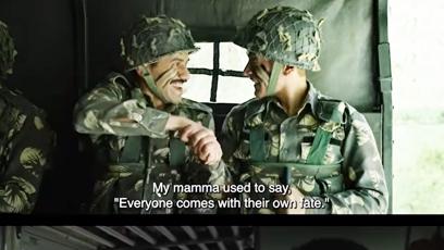 FOTO: Porovnání indické verze Forresta Gumpa (nahoře) s americkým originálem z roku 1994 (dole).