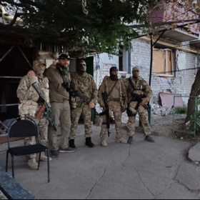 Skupina Vagnerovců se vyfotila před svým úkrytem.