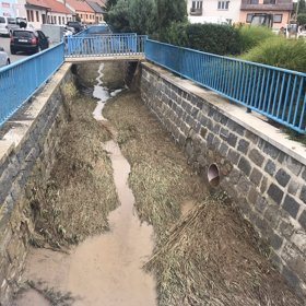 Obec Žarošice byla z velké části zaplavena nánosem bahna. Odklízely ho desítky hasičů.