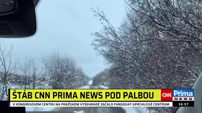 FOTO: Reportéři se ocitli po palbou.