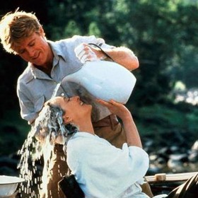 Scéna z filmu Vzpomínky na Afriku s Meryl Streep a Robertem Redfordem.