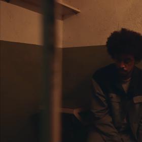 V klipu skončí ve vězení.