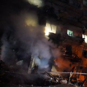 Ruské rakety v Kyjevě zasáhly plně obydlený dům. Ten začal hořet.