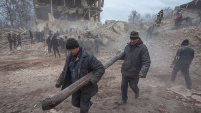 FOTO: Lidé ve městě Sumy pátrají po přeživších v sutinách domů.