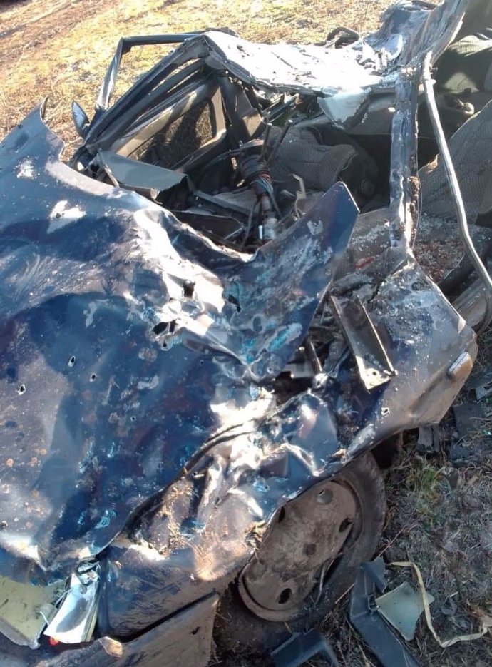 FOTO: Ruská technika rozválcovala civilní auto ve městě Sumy. – stránka 1467