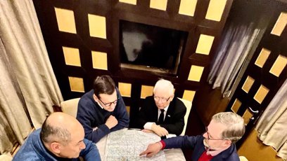 FOTO: Premiéři debatují nad mapou.