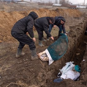 Do masových hrobů jsou pohřbívány i těhotné ženy...