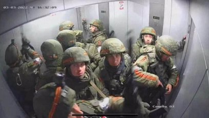 FOTO: Ukrajinci zajali ruskou jednotku ve výtahu.