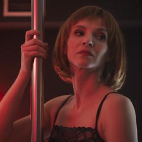 Jana Plodková jako tanečnice u tyče v seriálu Černé vdovy.