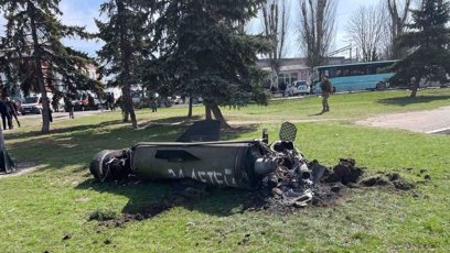FOTO: Rusové se dopustili dalšího válečného zločinu v Kramatorsku. Tentokrát cílili na děti, o čemž svědčí jedna z ruských raket, která nese nápis "pro děti".