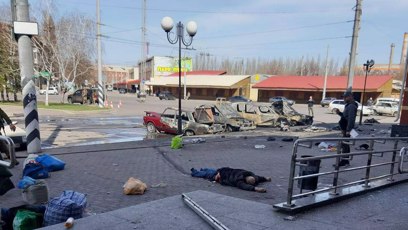 FOTO: Mrtvá těla jsou rozesetá všude kolem nádraží.