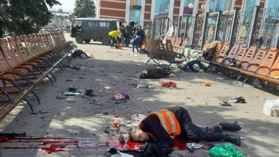 FOTO: Během ostřelování nádraží v Kramatorsku zemřelo minimálně 39 lidí.