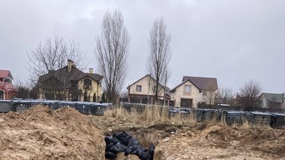 FOTO: Masový hrob nacházející se vedle kostela v Buči.