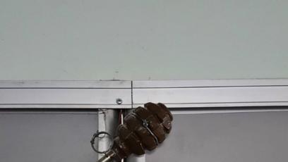 FOTO: Stačilo otevřít dveře a tragédie mohla být na světě.