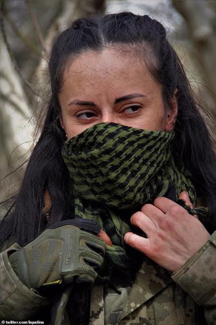 FOTO: Sniperka s přezdívkou Charcoal je novou ukrajinskou hrdinkou. – stránka 1141