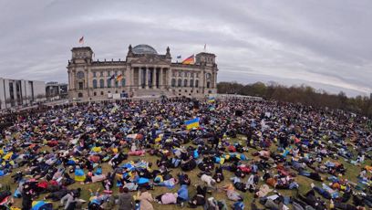 FOTO: Lidé v Berlíně si na protest proti masakru v Buči lehli na zem a napodobili oběti ruské agrese.