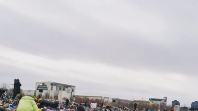 FOTO: Stovky lidí vyrazily v Berlíně protestovat proti masakru v Buči.