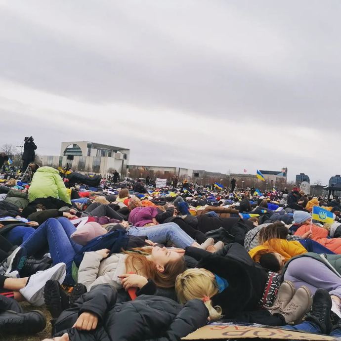 FOTO: Stovky lidí vyrazily v Berlíně protestovat proti masakru v Buči. – stránka 1160
