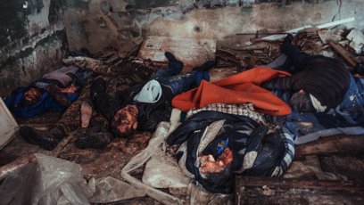 FOTO: V jedné z budov nalezli ukrajinští vojáci pět mrtvých civilistů a jednoho vojáka.