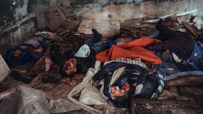 FOTO: V jedné z budov nalezli ukrajinští vojáci pět mrtvých civilistů a jednoho vojáka. – stránka 1151