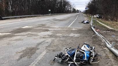 FOTO: Dálnice u Vorzelu byla obsazeny Rusy, kteří si na místě vytvořili kontrolní stanoviště. Podle ukrajinských novinářů na místě zabili každého, kdo se snažil projet.  Jednou z obětí je motorkář na snímku, jehož tělo leželo na dálnici prý několik týdnů.