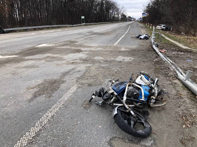 FOTO: Dálnice u Vorzelu byla obsazeny Rusy, kteří si na místě vytvořili kontrolní stanoviště. Podle ukrajinských novinářů na místě zabili každého, kdo se snažil projet.  Jednou z obětí je motorkář na snímku, jehož tělo leželo na dálnici prý několik týdnů. – stránka 1150