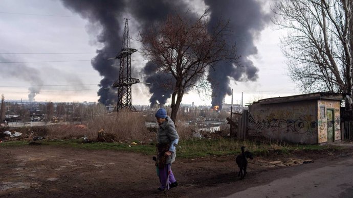 FOTO: Hustý dým nad Mariupolem. Některé zdroje informují o tom, že Rusové v mobilních krematoriích pálí mrtvá těla. – stránka 1143