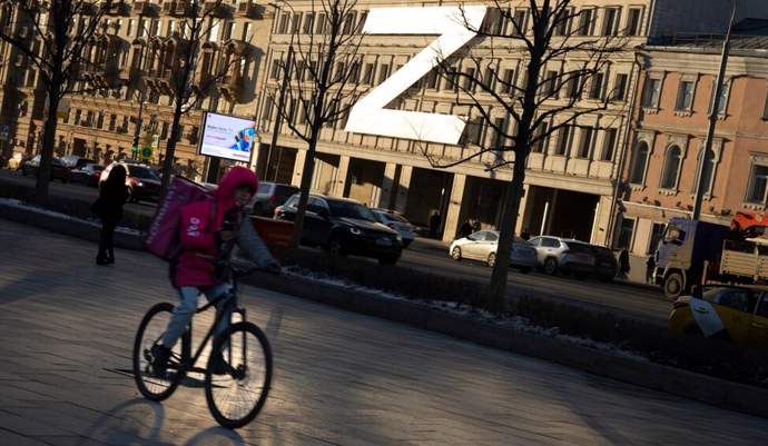 FOTO: Nový hákový kříž v podobě Z se objevuje na budovách v ruských městech. – stránka 1162