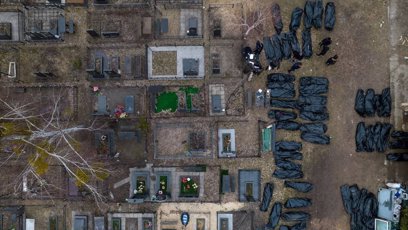FOTO: V Buči probíhá pohřbívání civilistů. Stává se tak téměř měsíc poté, co zemřeli a jejich těla dlouhé týdny ležela na ulicích města.