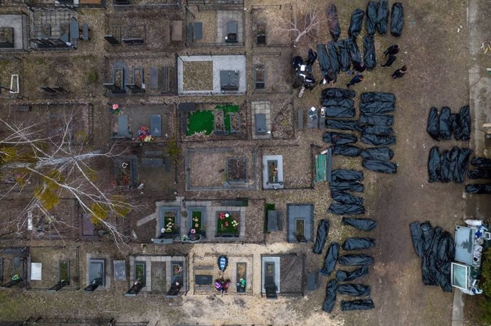 FOTO: V Buči probíhá pohřbívání civilistů. Stává se tak téměř měsíc poté, co zemřeli a jejich těla dlouhé týdny ležela na ulicích města. – stránka 1158