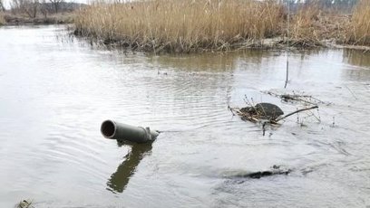 FOTO: Ukrajinští vojáci sdíleli zátiší s potopeným ruským tankem.