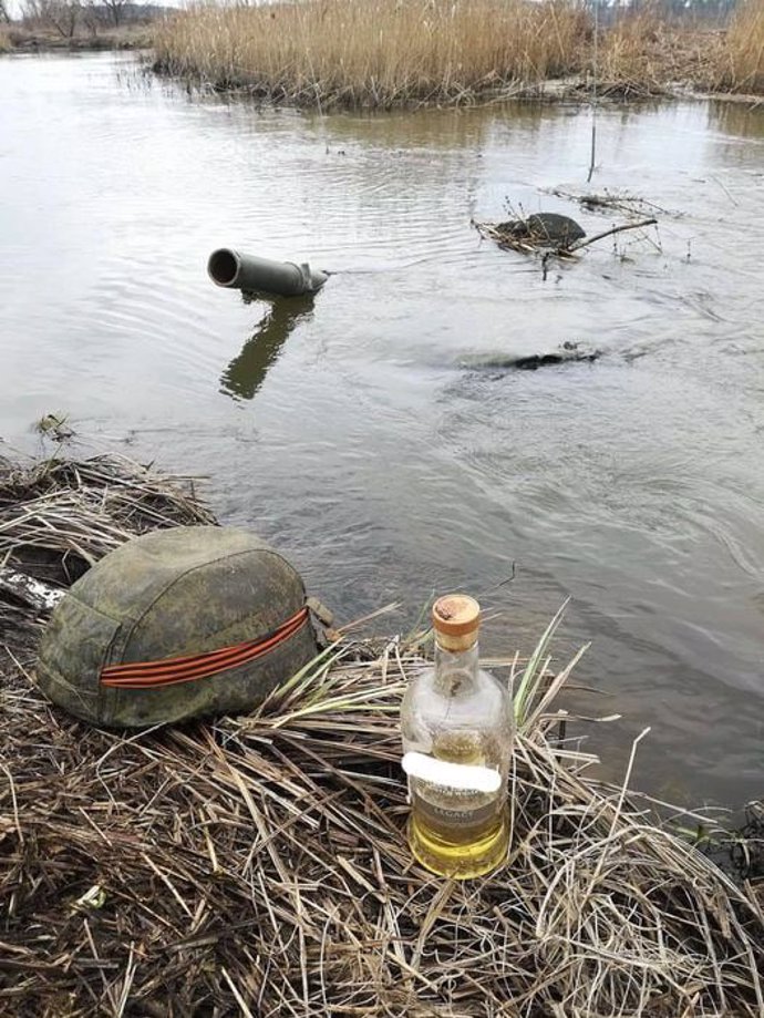 FOTO: Ukrajinští vojáci sdíleli zátiší s potopeným ruským tankem. – stránka 1149