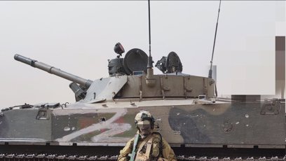 FOTO: Voják Ukrajiny před zabaveným ruským tankem.