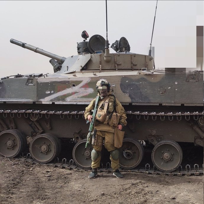 FOTO: Voják Ukrajiny před zabaveným ruským tankem. – stránka 1123