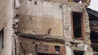 FOTO: Toto byla něčí kuchyň. Jediné, co z bytu přežilo, je kredenc.