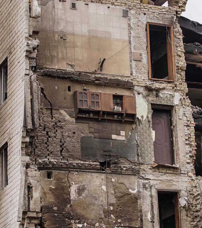 FOTO: Toto byla něčí kuchyň. Jediné, co z bytu přežilo, je kredenc. – stránka 1120