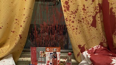 FOTO: Neznámý pachatel napadl Muratova červenou barvou smíchanou s acetonem.