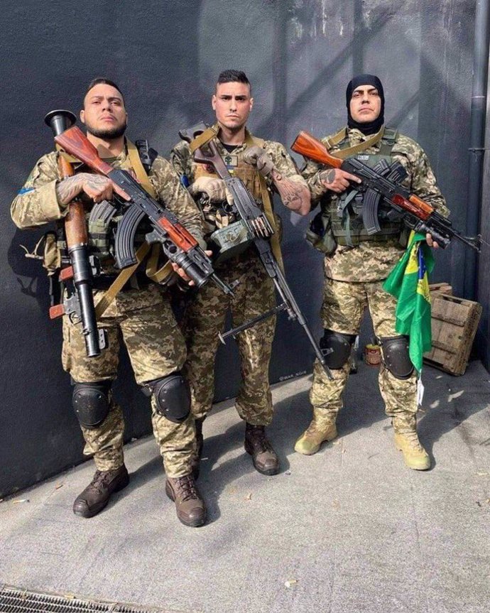 FOTO: Na obranu Ukrajiny údajně dorazila i trojice mužů až z daleké Brazílie. – stránka 1121