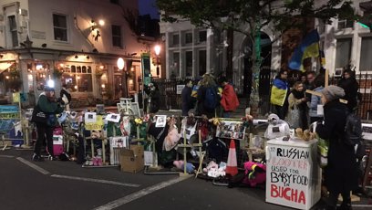 FOTO: Lidé v Londýně přinesli před ruskou ambasádu nejrůznější věci, "aby Rusové nemuseli rabovat na Ukrajině".