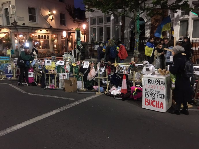 FOTO: Lidé v Londýně přinesli před ruskou ambasádu nejrůznější věci, "aby Rusové nemuseli rabovat na Ukrajině". – stránka 1126