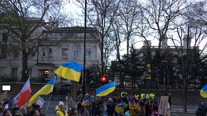 FOTO: Lidé v Londýně dorazili demonstrovat před ruskou ambásadu.