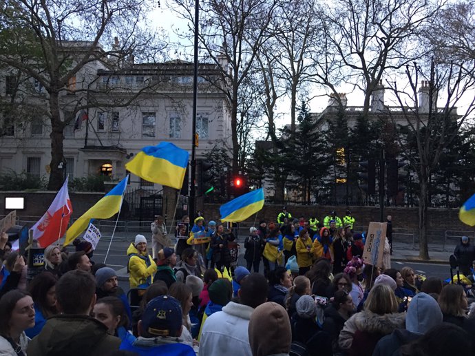FOTO: Lidé v Londýně dorazili demonstrovat před ruskou ambásadu. – stránka 1124