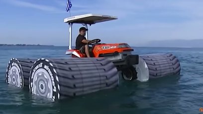 FOTO: Ukrajinské traktory jsou nyní obojživelné.