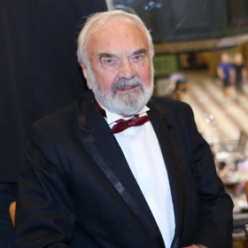 Scenárista a herec Zdeněk Svěrák se však během natáčení filmu Jako jed zakoukal do kolegyně.