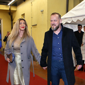 Blažek se s manželkou ukazuje ve společnosti častěji než s dcerami. 