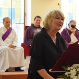 Na Josefa Abrháma v kostele zavzpomínala i herečka Eliška Balzerová. 