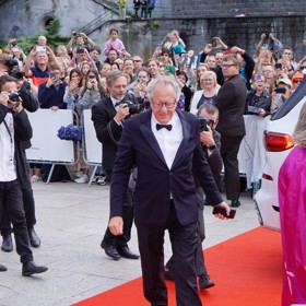 Kapitán Barbossa na červeném koberci.