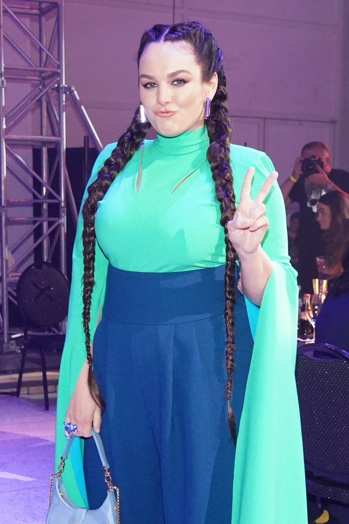 FOTO: Zpěvačka pózovala fotografům, vystupovala, přebírala ocenění a stíhala běhat i ke své dceři do zákulisí. – stránka 507