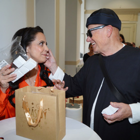 Jiří Korn doplnil outfit o Ray Ban brýle.